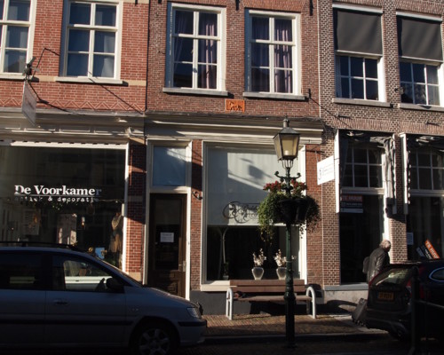 Winkel en bovenwoning te koop