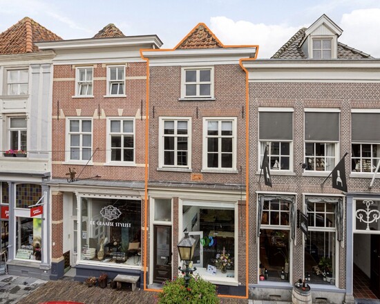 Winkel en bovenwoning te koop